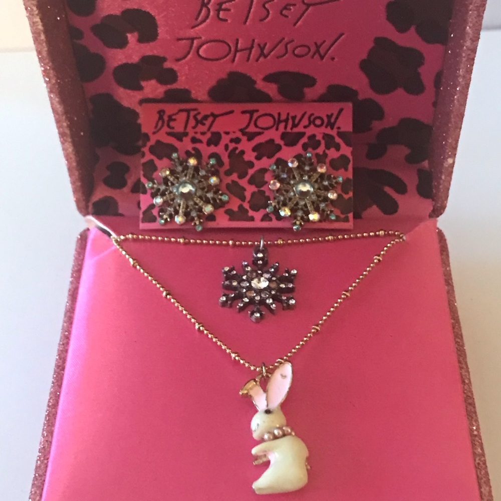 ❄️ Betsey Johnson Ski Bunny & Snowflake Set!